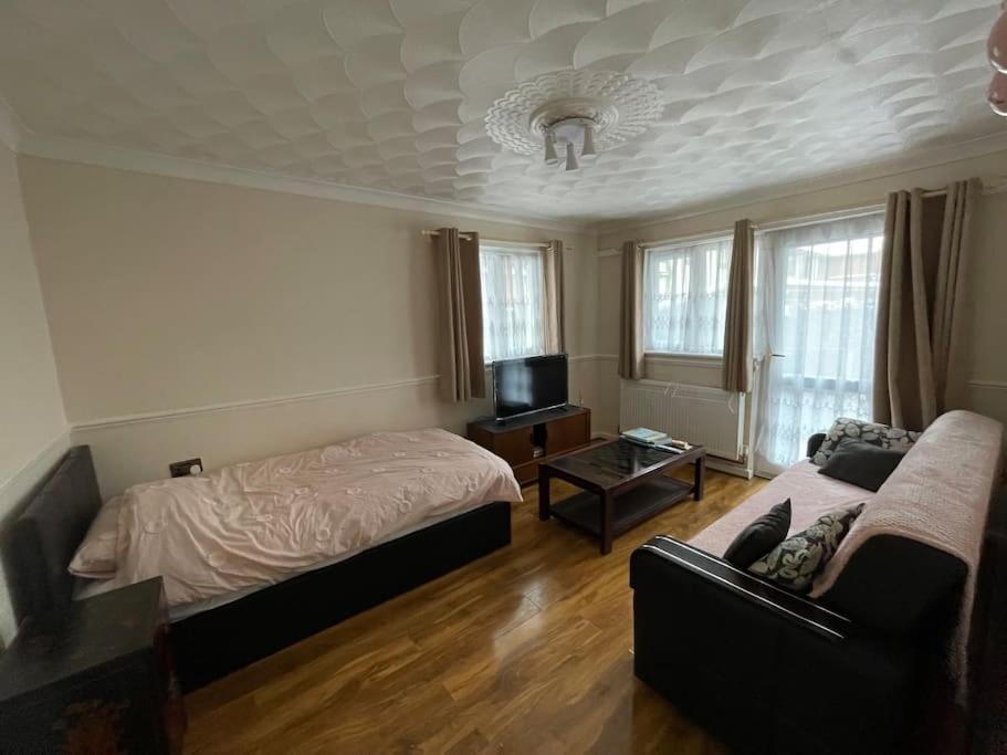 Spacious Bungalow In London, Near Central London, The Excel Centre And The O2, Ideal For Families Exterior photo